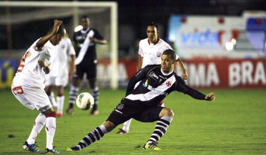 Vasco goleia Náutico e mantém 100% no Brasileiro_
