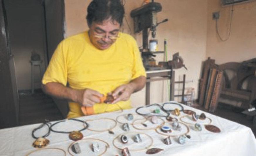 Biojoias feitas com prata e sementes atraem clientela