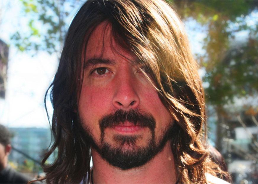 Dave Grohl recebe baquetas de 408kg como presente, nos EUA