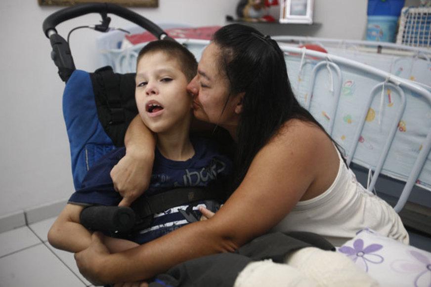 Mãe busca ajuda para tratamento do filho em São Paulo