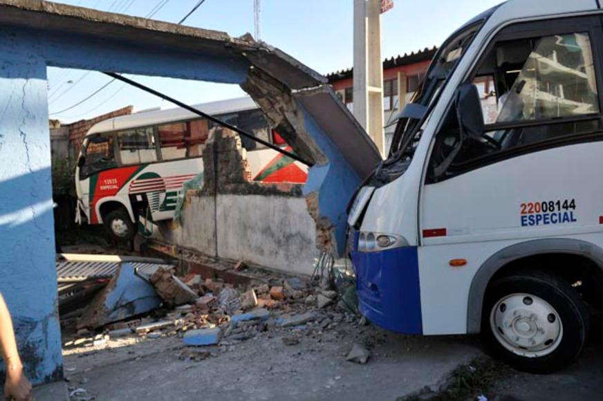 Microônibus se chocam e atingem muro de residência na Zona Sul de Manaus