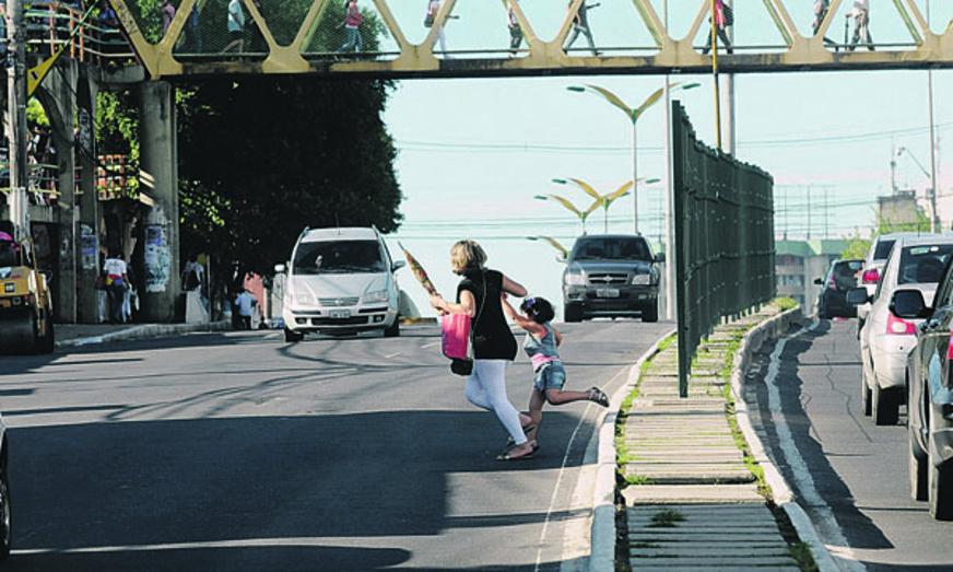 Avenida Umberto Calderaro terá gradil de proteção
