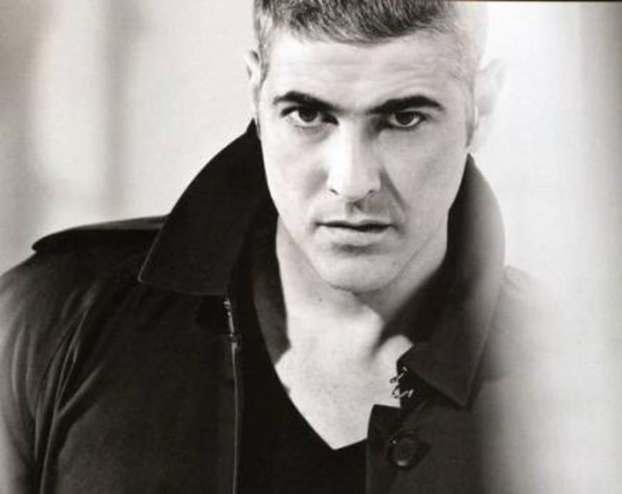 Reynaldo Gianecchini posa sensual para revista