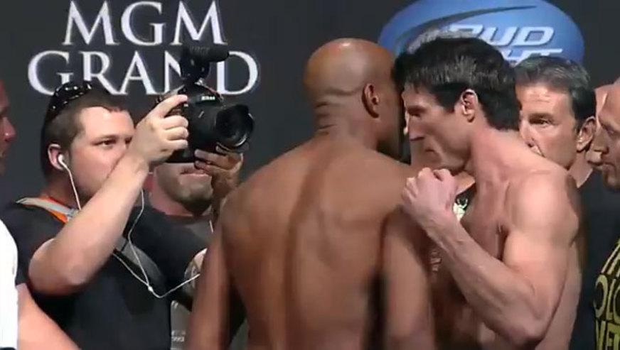 Confusão durante a pesagem para o UFC 148