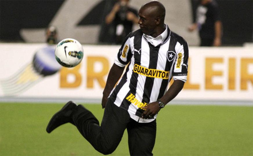 Seedorf é apresentado, agradece carinho e diz: ‘Botafogo deve sonhar com o título’