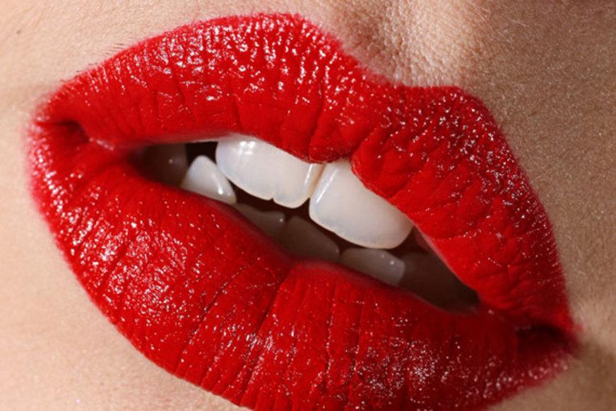 Tons vermelhos destacam lábios e deixam look feminino e atraente