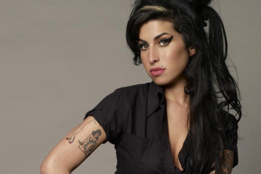Amy Winehouse pode ganhar holograma, diz pai da cantora