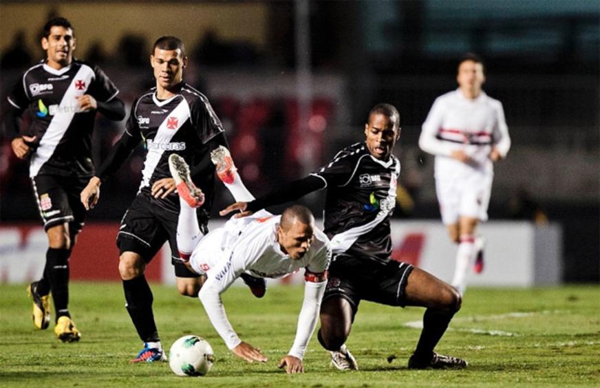 Vasco bate o São Paulo no Morumbi e segue na cola do líder