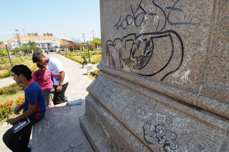 Vândalos picham e destroem monumentos em Manaus