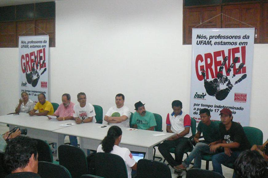 Governo cede e vai oferecer reajuste maior para docentes em greve