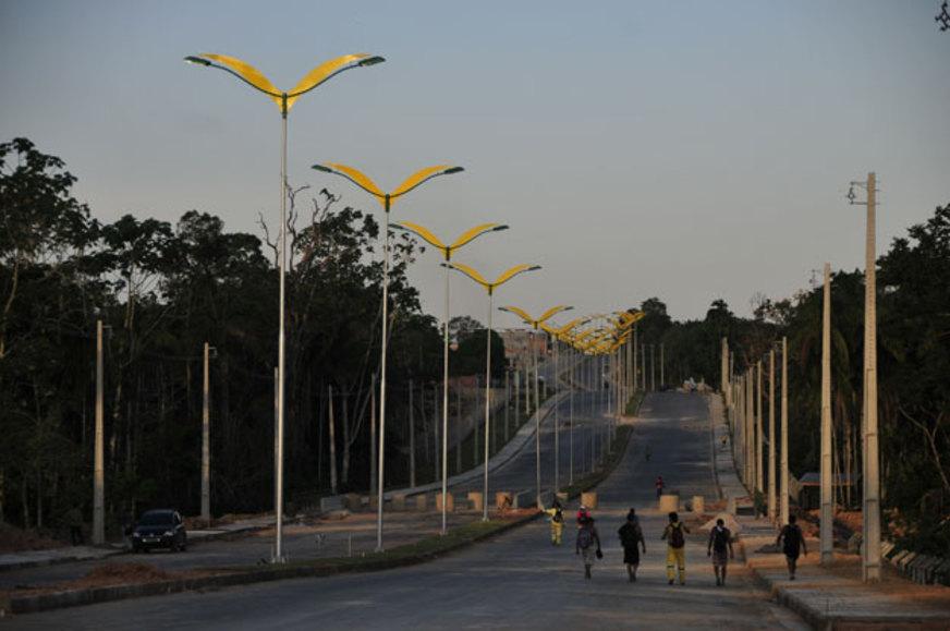 Avenida de Manaus recebe veículos, mesmo não estando liberada