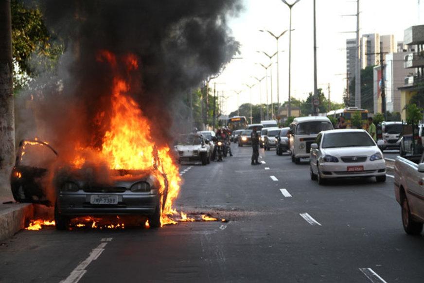 Carro pega fogo na Zona Centro-Sul de Manaus