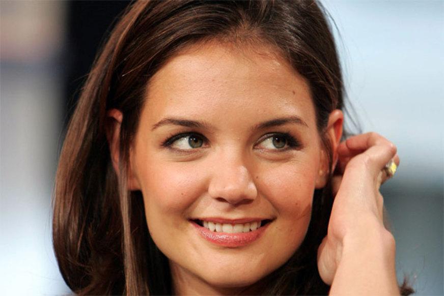 Recém-separada, Katie Holmes sai para jantar com seu advogado