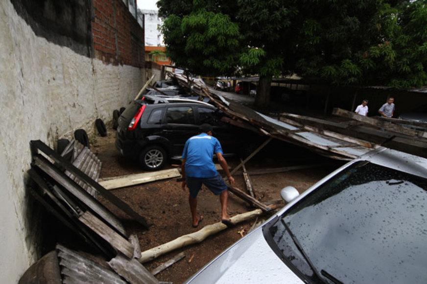Teto de estacionamento cai sobre carros no Centro de Manaus