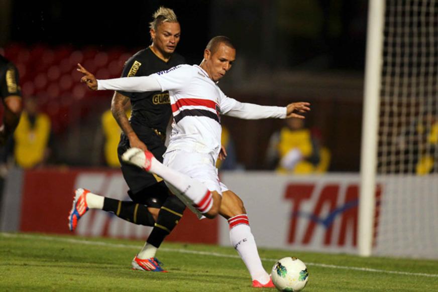 São Paulo massacra o Botafogo e se aproxima do G4 do Brasileiro