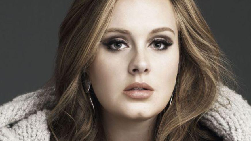 Adele desmente revista e nega casamento no Twitter
