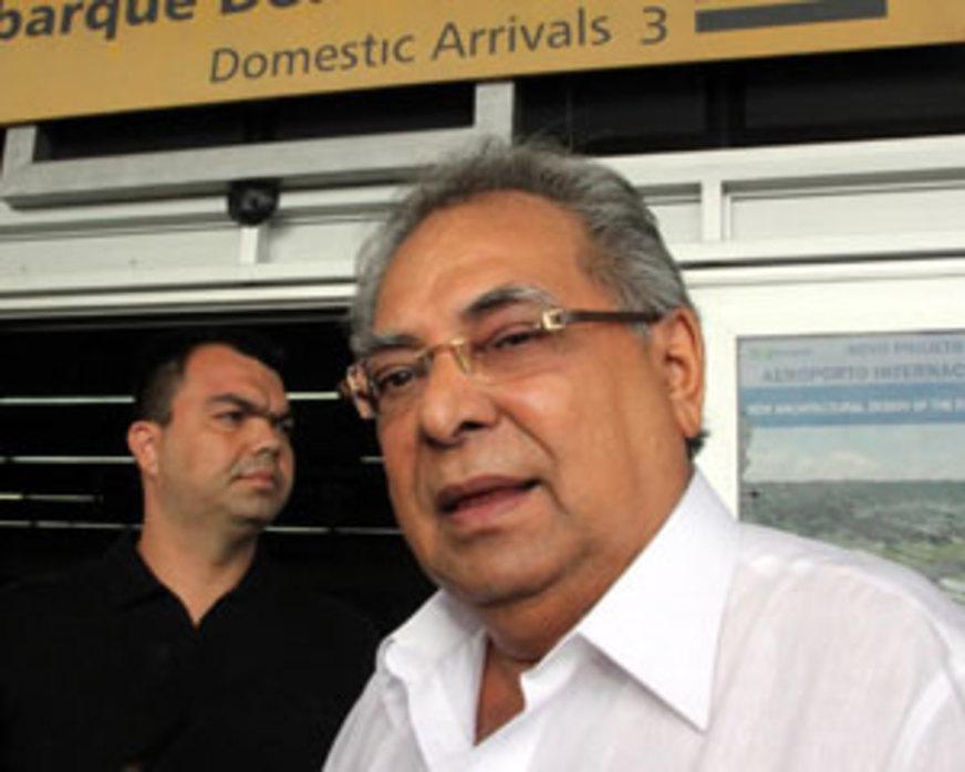 Prefeito de Manaus deixa UTI de hospital paulistano