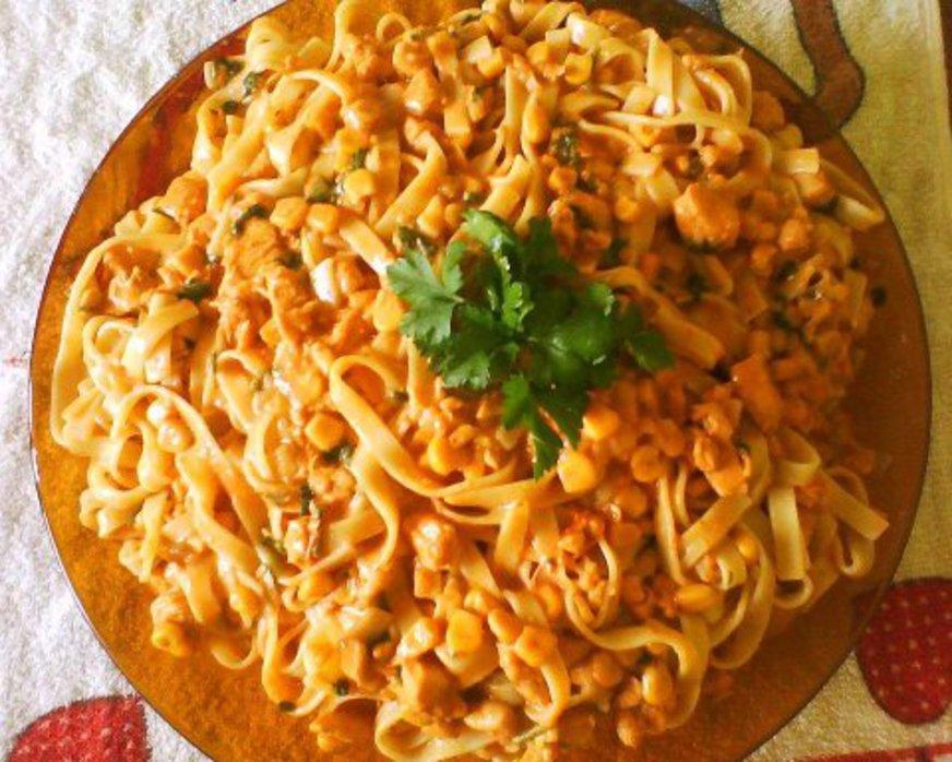 Macarrão com estrogonofe de frango rápido e fácil
