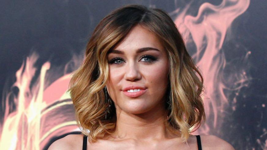 Miley Cyrus diz no Twitter que não se importa com fofocas