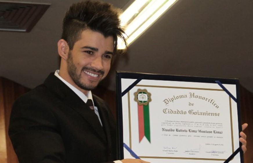 Gusttavo Lima se emociona ao receber título de cidadão goianiense