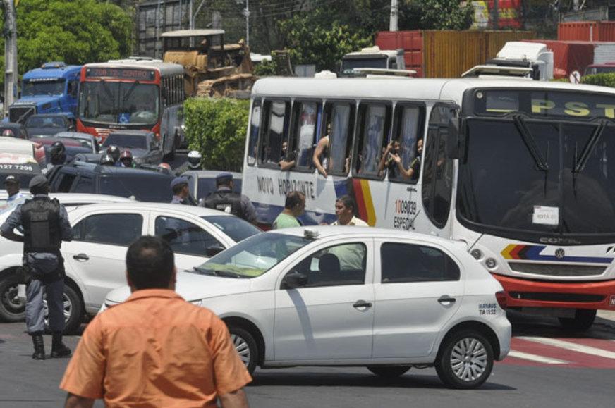 Taxistas interditam trânsito em protesto a blitz em Manaus