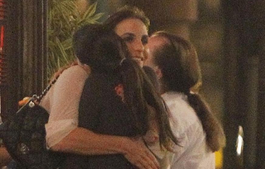 Isis Valverde e Ivete Sangalo vão à churrascaria