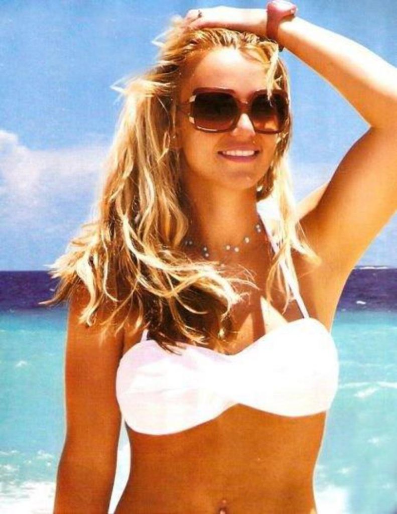 Britney Spears posta foto no Facebook e exibe a boa forma de biquíni