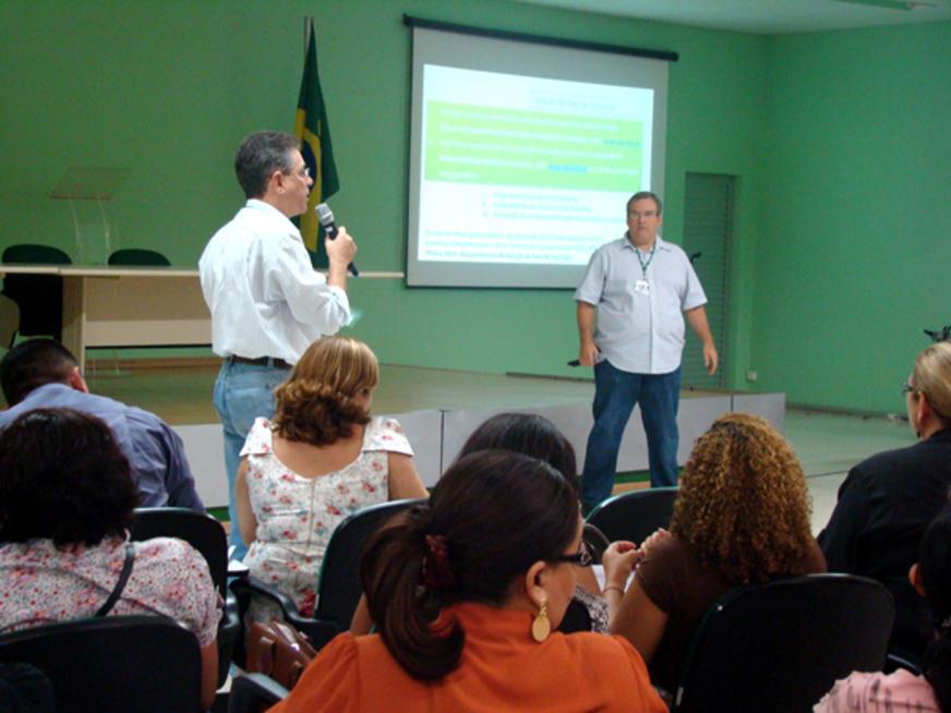 Técnicos da Universidade do Estado do Amazonas promovem parceria com educadores da Seduc