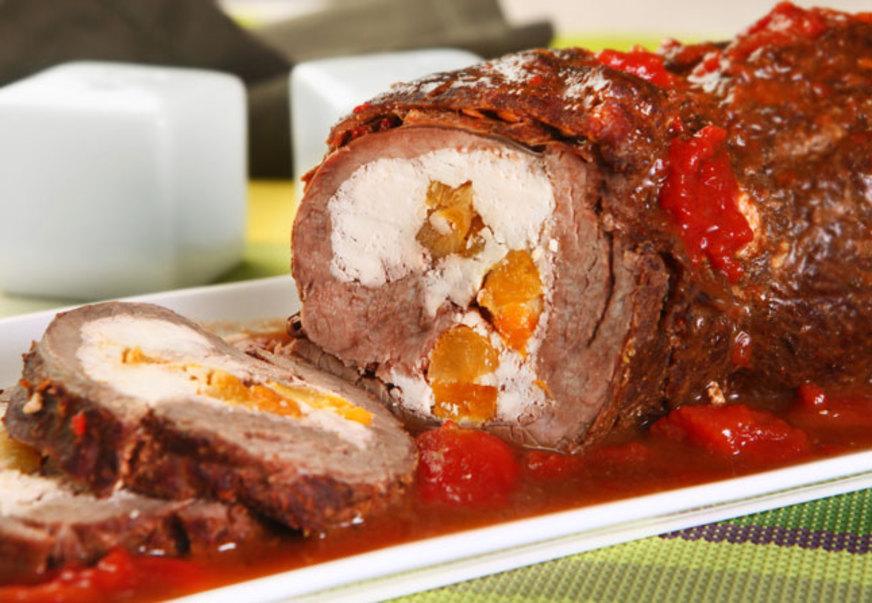 Rocambole de carne com recheio de ricota e damasco