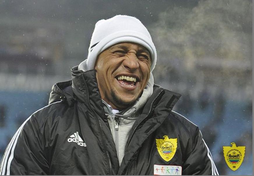Lateral-esquerdo Roberto Carlos anuncia sua aposentadoria