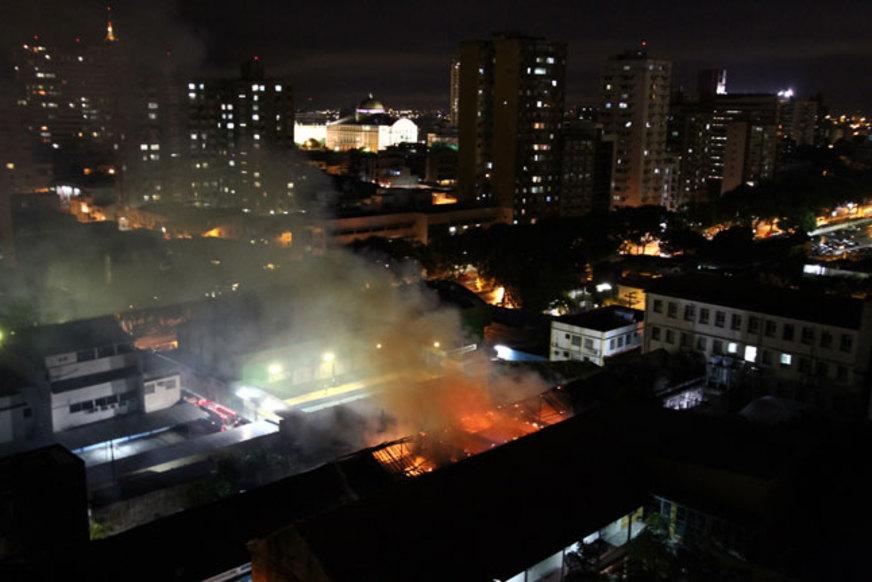 Incêndio atinge a Vila ‘Jorgete’ no Centro de Manaus