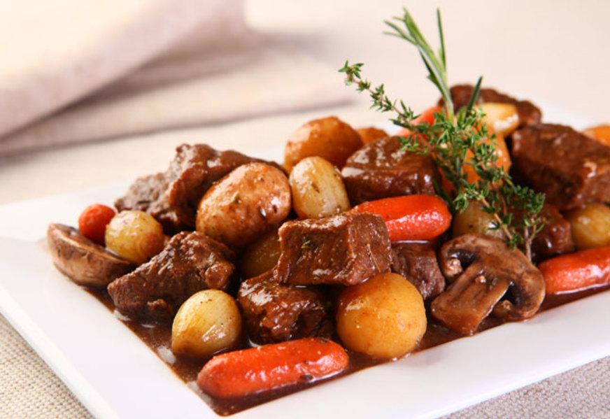Cubos de filé mignon com legumes e vinho