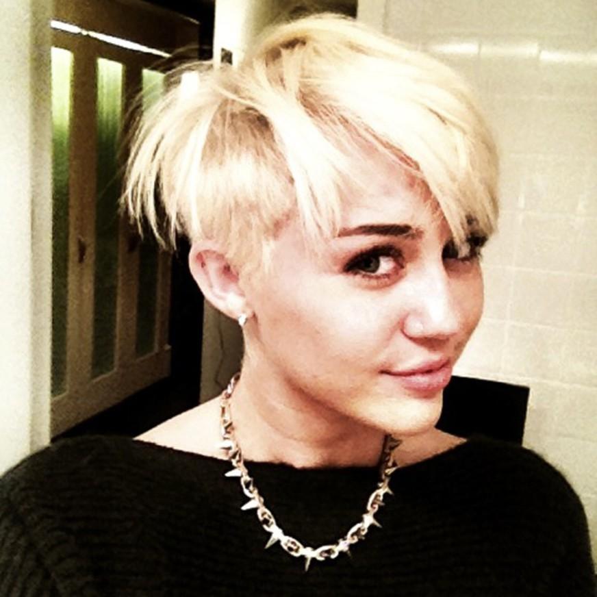 Miley Cyrus muda o visual mais uma vez e surpreende com os cabelos curtíssimos