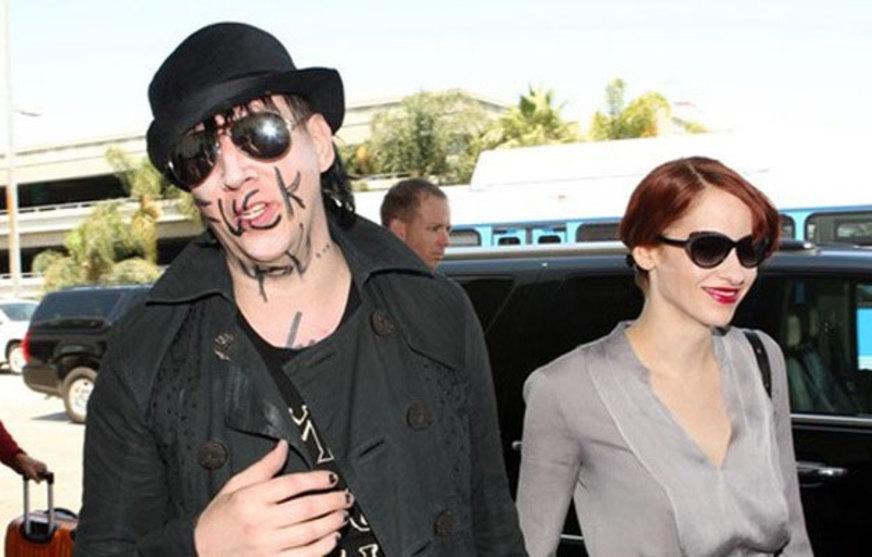 Marilyn Manson escreve palavrão no próprio rosto