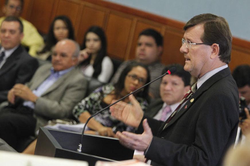 Deputado do Amazonas questiona contrato do Estado com fundação sem licitação