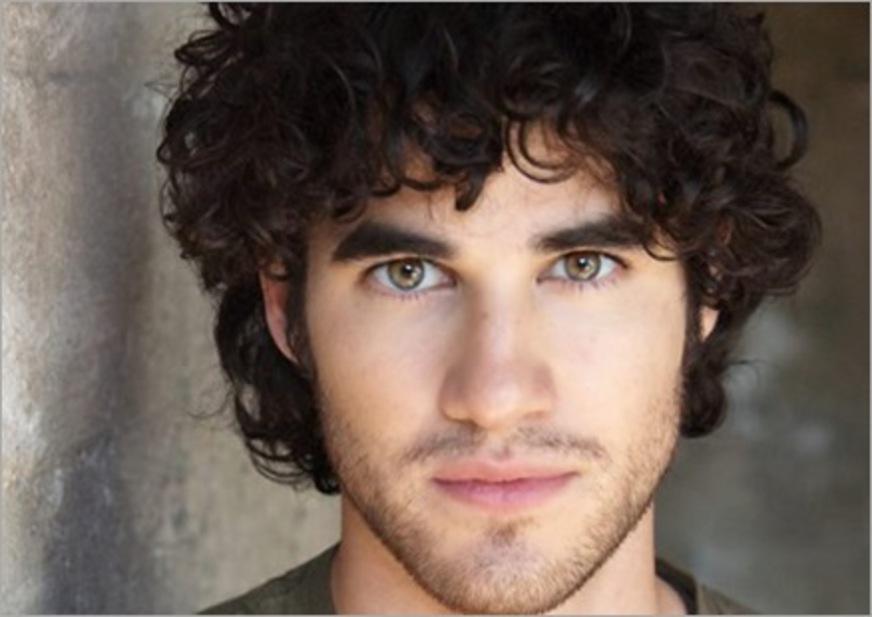Darren Criss grava vídeo para evento de moda