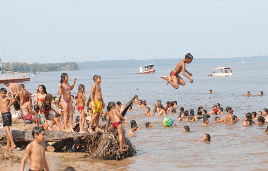Vazante do rio Negro traz praias e pesca para amazonenses