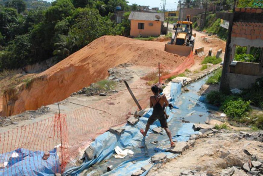 Operários param obra na Zona Leste por falta de pagamento