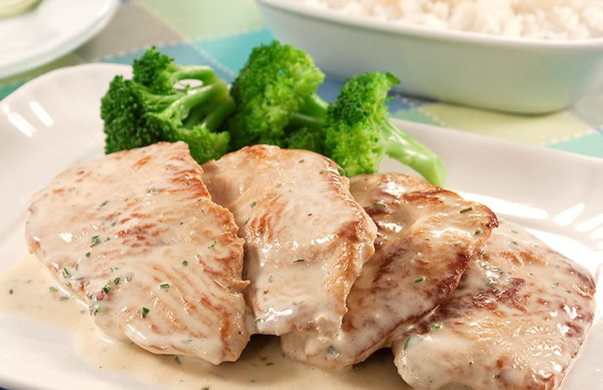 Bife de Peru com Molho de Iogurte Aromático