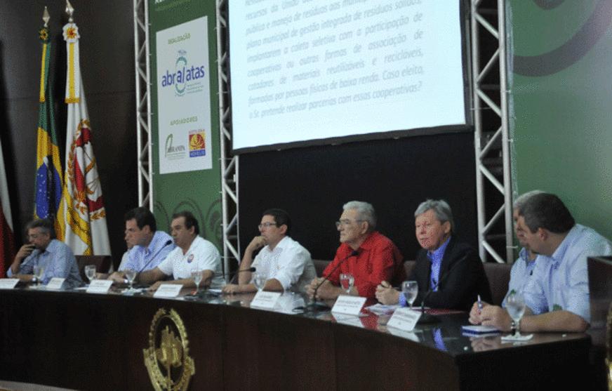 Taxa do lixo é esquecida por candidatos a prefeito