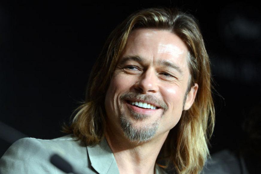 Brad Pitt presenteia filho com uma moto