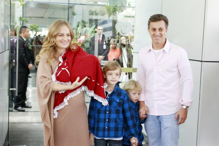 Angélica deixa maternidade com sua pequena Eva