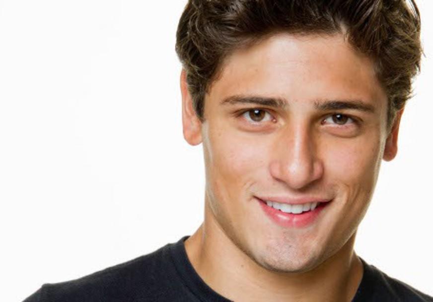Em ‘Avenida Brasil’, Roni assume que é gay e é expulso do time do Divino