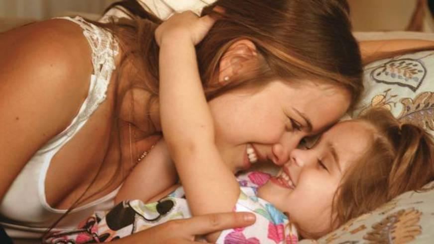 Luiza Valdetaro comemora melhora da filha doente