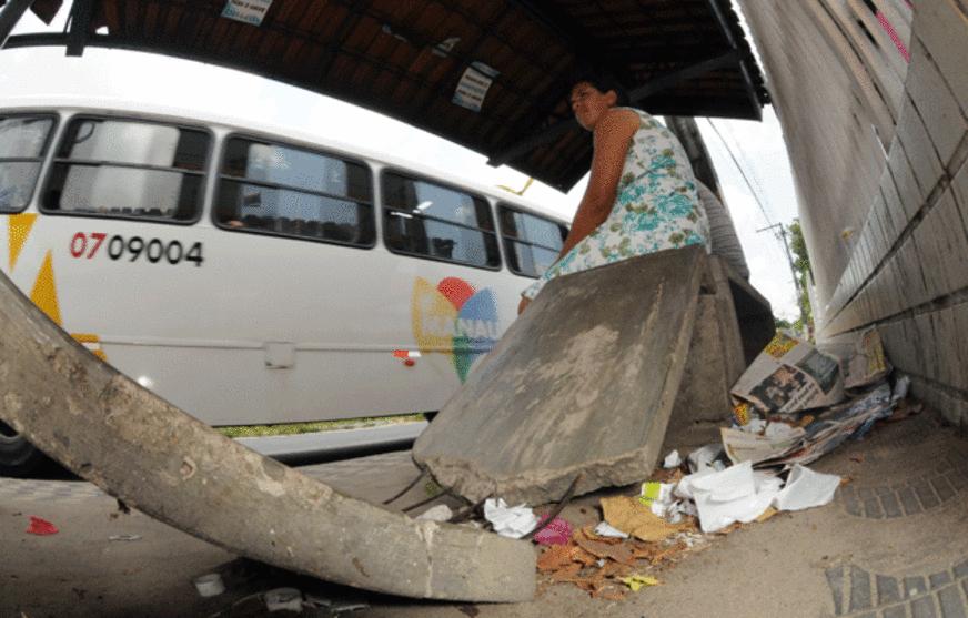 Pontos de ônibus de Manaus oferecem risco para população