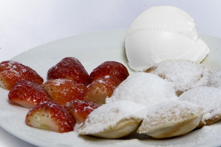 Poffertjes servidos com morango e chantilly