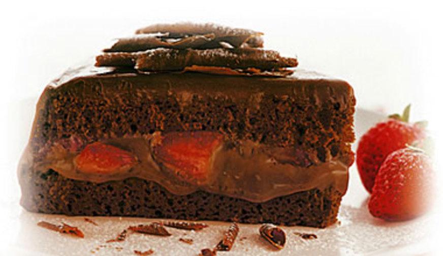 Bolo de chocolate com morangos