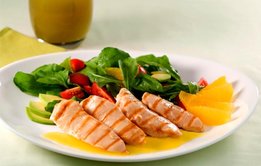 Filezinho de frango com molho de laranja e salada de rúcula com tomate cereja