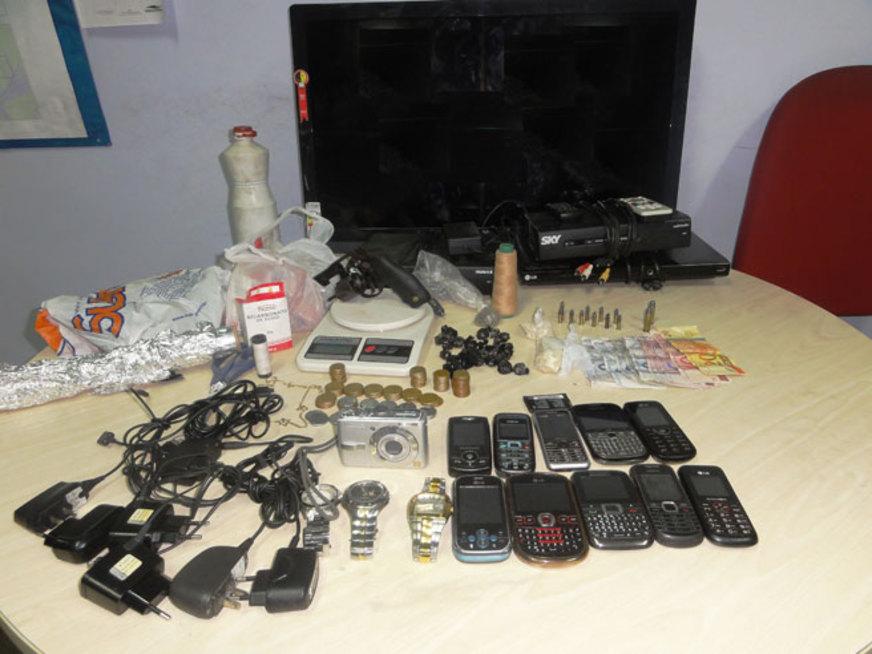 Traficantes escondem arma e drogas em fogão e são presos