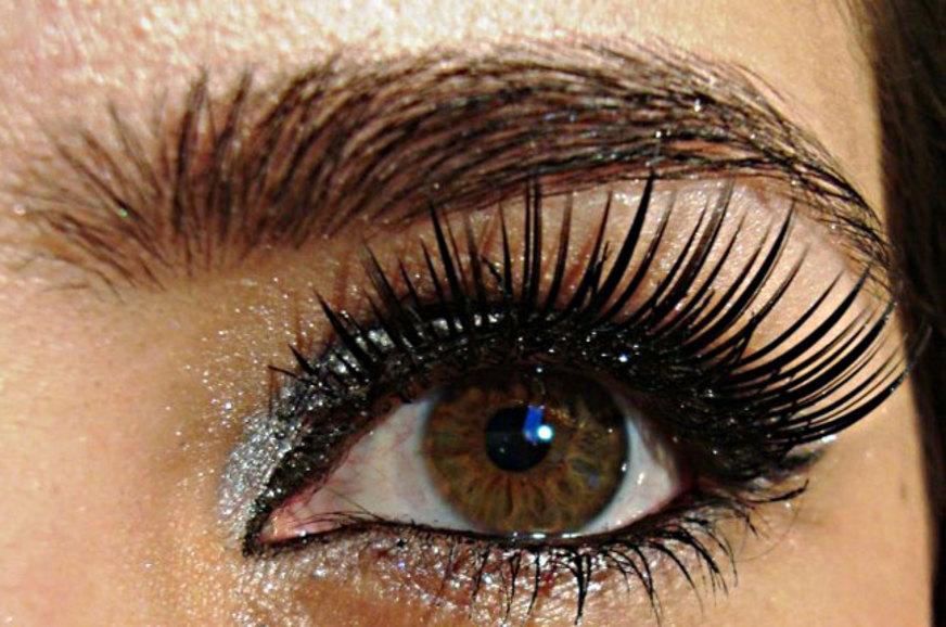 Cílios postiços: as legítimas e belas ‘abas do charme’